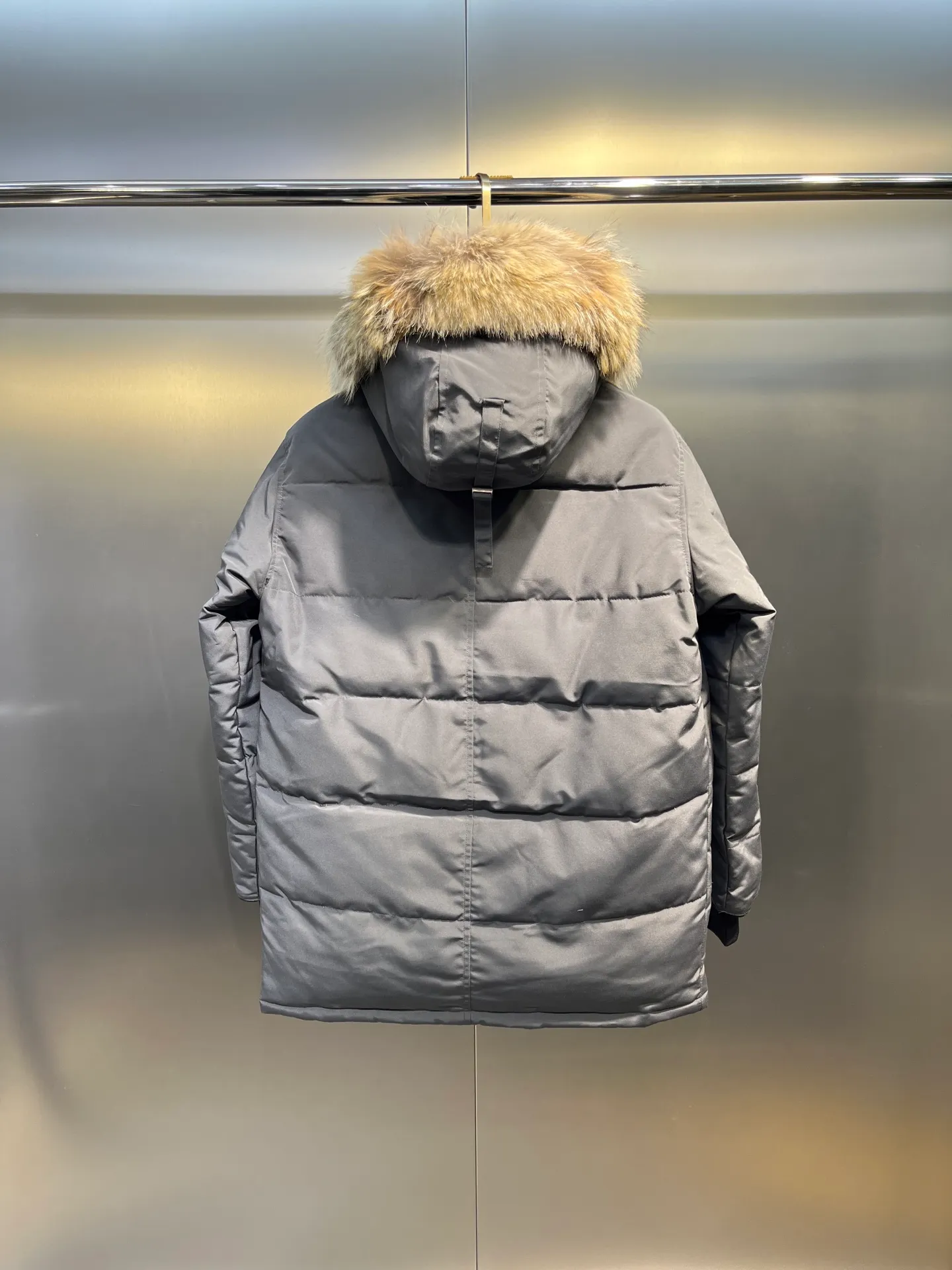 P860 Canada Goose 14 models Canada Goose🌟 Natural Siberian coyote fur collar, the delicate and strong feel, is the sense of life that comes from the erosion of natural wind and frost! Authentic version! All the details are in place! The fabric is made of high-density nano-level waterproof fabric, which is windproof and wear-resistant, and has a certain thickness! The down is 90% national standard white duck down, which can be taken for testing. It uses an imported down flushing machine for accurate down flushing! The grams are guaranteed to be the same. It will not be like the hand racing in small workshops, resulting in more velvet here and less velvet there. The zipper is the YKK brand used by Canada Goose! Smooth and comfortable on both sides! In order to prevent cold wind from pouring in, a double closure design is adopted. On the premise of the traditional zipper fly, a secondary closure with large military buttons is used to bring better warmth retention effect. It retains the classic hooded design and uses super large luxurious wolf fur to protect against wind and cold! The fur collar is removable! It doesn’t matter how low the temperature is this winter, a big goose suit is enough. I’ll give you the wind and temperature!  Size: s-xxl